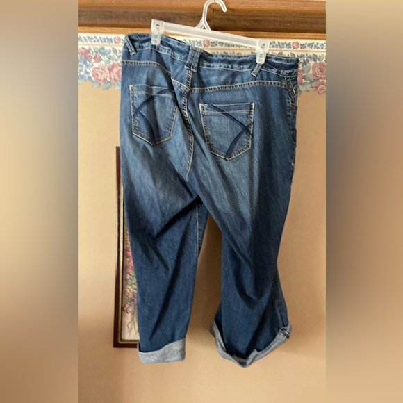 Women’s denim jean capri pants. Size 14 - Picture 2 of 2